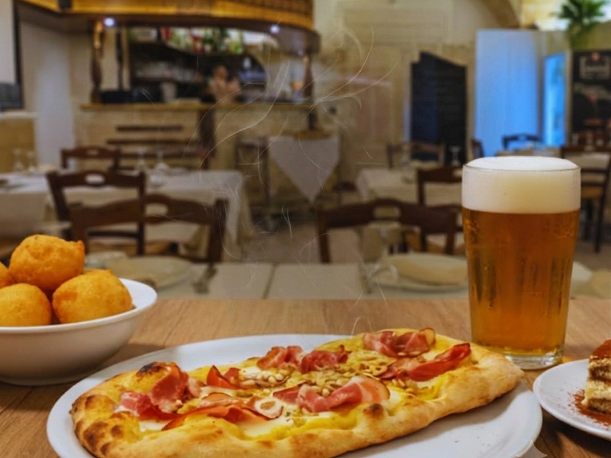 Scrocchiarella de L'Incredibile Romantica con crudo e pinoli, palline fritte, birra chiara su tavolo di legno
